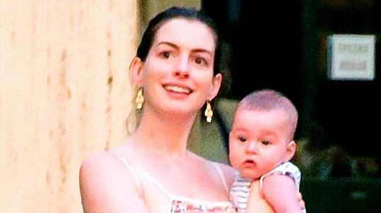 Anne Hathaway je spokojenou maminkou.