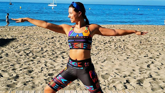 Veronika Lálová cvičí jógu na pláži.
