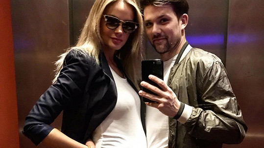 Filip Horký a jeho partnerka Kristýna Panochová se těší na první dítě.