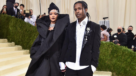 Rihanna a A$AP Rocky budou rodiči. 
