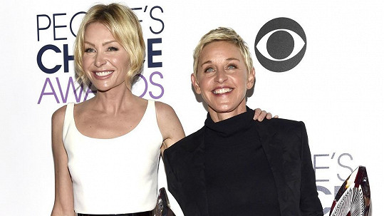 Ellen DeGeneres a Portia de Rossi (vlevo)