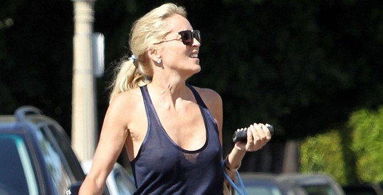 Sharon Stone se tedy nestydí: V 55 letech si vyrazila na nákup v průhledném tričku bez podprsenky. A výsledek?