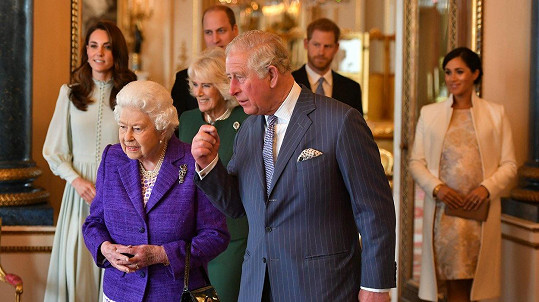Královna Alžběta II. uspořádala v Buckinghamském paláci oslavu pro syna Charlese.