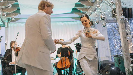 Karel Janeček a Lilia Khousnoutdinova při svatebním tanci