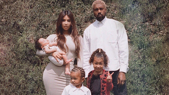 Kim Kardashian s manželem Kanyem Westem a dětmi Chicago, Saintem a North