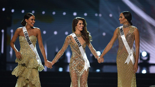 Iris Mittenaere (uprostřed) je novou Miss Universe.