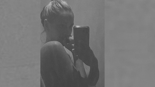 Zorka Hejdová se v 6. měsíci vyfotila nahá. Prim samozřejmě hrálo její bříško.