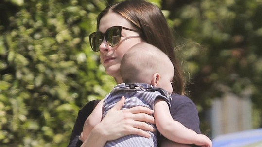 Anne Hathaway se svým chlapečkem vyrazila na návštěvu za kolegou z branže. 