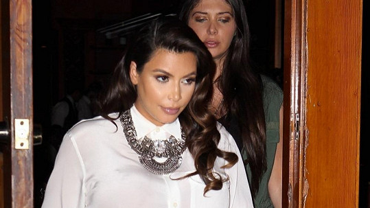 Kim Kardashian se brzy stane maminkou.
