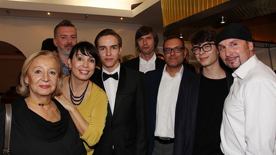 Nela Boudová s maminkou, syny, manželem Sašou (vlevo),otcem svých synů Janem Lekešem (uprostřed) a přáteli.
