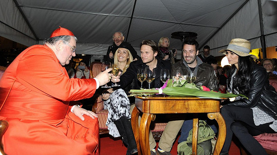 Kuchařová oslavovala s kardinálem Dukou.