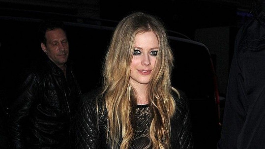 Avril se skutečně pod šaty rýsovalo bříško.