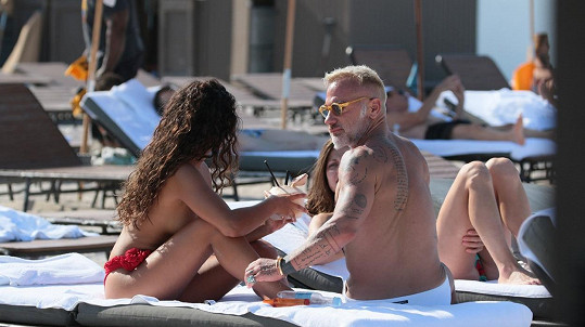 Milionář Gianluca Vacchi flirtuje na pláži.
