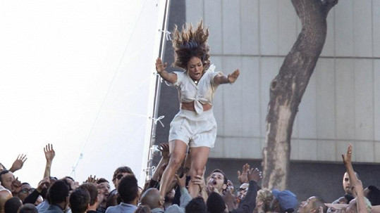 Jennifer Lopez skáče do davu.