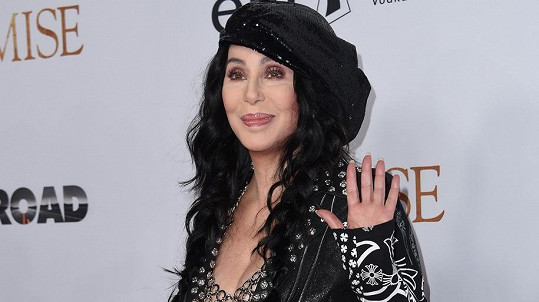 Cher na premiéře filmu The Promise v hollywoodském TCL Chinese Theatre