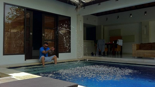 Rytmus u bazénu pronajaté vily na Bali.