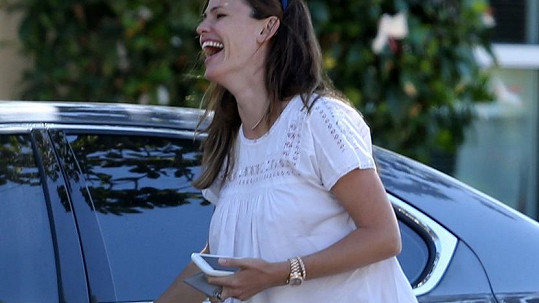 Jennifer Garner vypadá opět šťastně. Že by se příčina ukrývala v jejím bříšku?