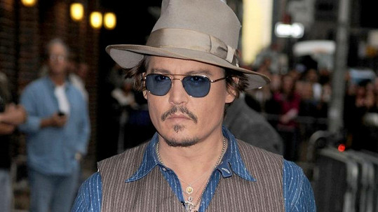 Johnny Depp se plácne přes kapsu.