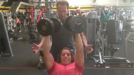 Arnold Schwarzenegger trénuje svého syna v kalifornské posilovně.