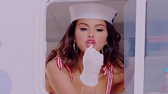 Selena Gomez jako sexy námořnice 