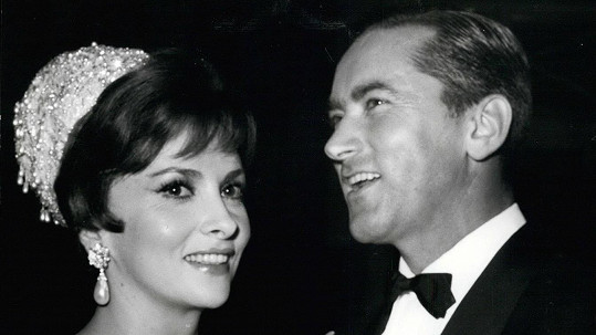Gina Lollobrigida na archivním snímku se svým manželem Milkem Skoficem
