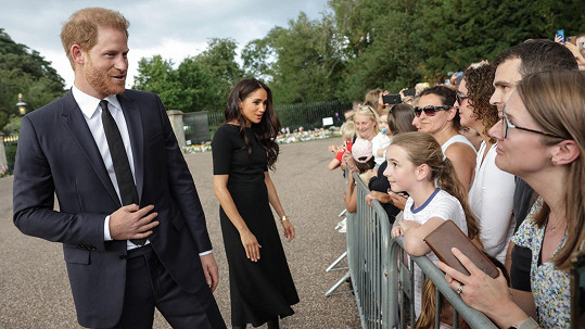 Harry s Meghan se nečekaně objevili před zástupy lidí před hradem Windsor. 