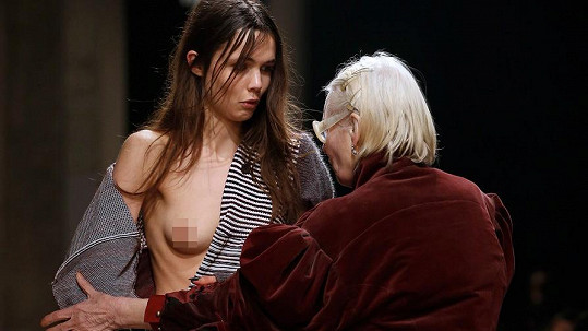 Vivienne Westwood modelce pomohla vyřešit nepříjemnou situaci...