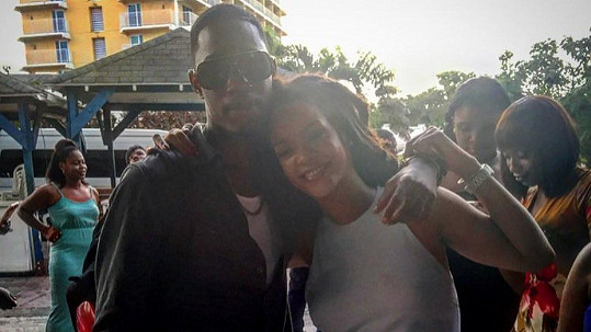 Zpěvačka Rihanna (29) truchlí pro svého bratrance (21), kterého zatřelili na Barbadosu.