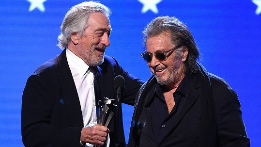 Robert De Niro a Al Pacino z filmu Irčan si převzali cenu pro nejlepší obsazení.