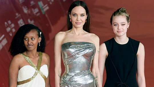 Angelina Jolie s dcerami Zaharou a Shiloh (vpravo)