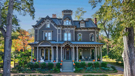 Dům se začal prodávat krátce před Halloweenem a jeho cena je 1,5 milionu dolarů. 