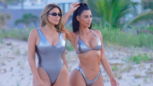 Kim Kardashian s kamarádkou na pláži.