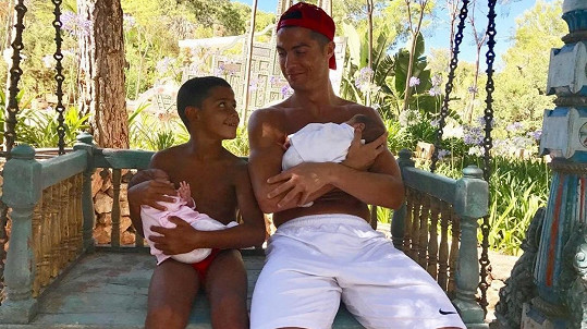Cristiano Ronaldo se starším synem a svými dvojčátky