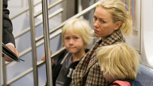 Naomi Watts s dětmi v metru.