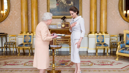 Poctěná Angelina Jolie je nově nositelkou šlechtického titulu Dáma. 