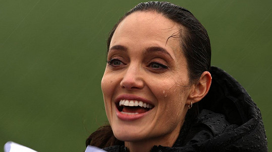 Angelina Jolie odpovídala na dotazy novinářů v dešti.