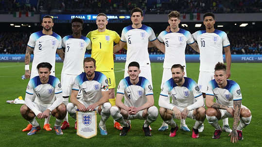 Anglický tým se přednesem hymny nenechal rozhodit a zápas proti Itálii vyhrál. 