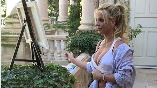 Britney Spears relaxuje malováním. Při pózování nezapomněla ‚vypnout prsa, břicho zastrčit‘.