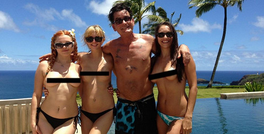 Závidíte mu? Polygamista Charlie Sheen si užívá na Havaji hned se třemi herečkami z lechtivých filmů