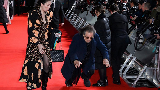Al Pacino při příchodu do Royal Albert Hall upadl.