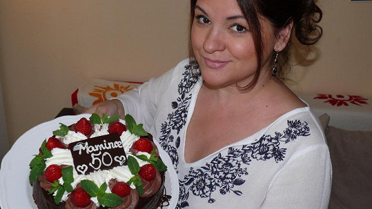 Magda Malá s dortem, který dostala od svých dcer.