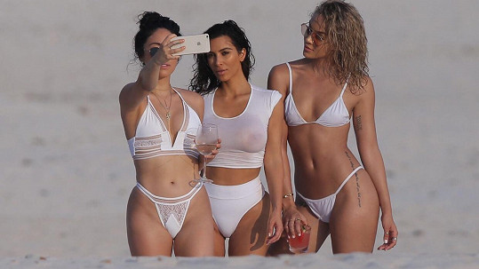 Hvězda amerických reality show Kim Kardashian v srpnu 2015 dováděla s kamarádkami na dovolené v mexickém Casa Aramara. A provokovala svými obrázky na sociálních sítích.