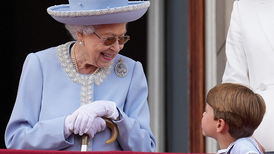 Malý Louis s královnou prababičkou letos během oslav jejího platinového jubilea. 