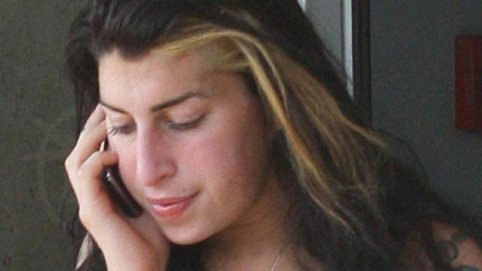 Amy Winehouse vypadá bez make-upu lépe než s ním.