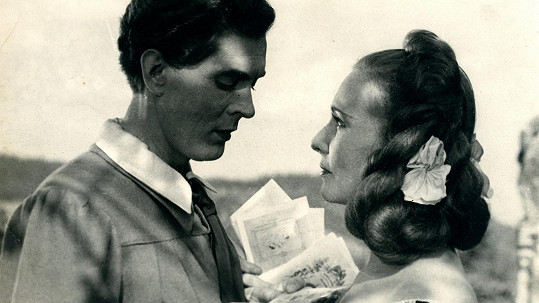 Vlasta Fabiánová a Jaromír Spal ve filmu Housle a sen (1947)