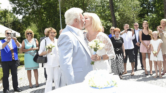 Milan Drobný se dnes potřetí oženil.