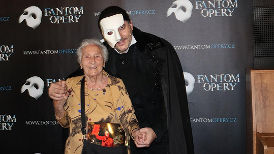 Marian Vojtko přivítal jako Fantom opery fanynku, která oslaví 100. narozeniny
