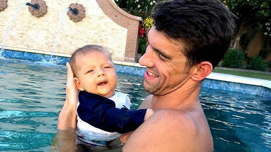 Michael Phelps chce mít ze syna plaváčka.