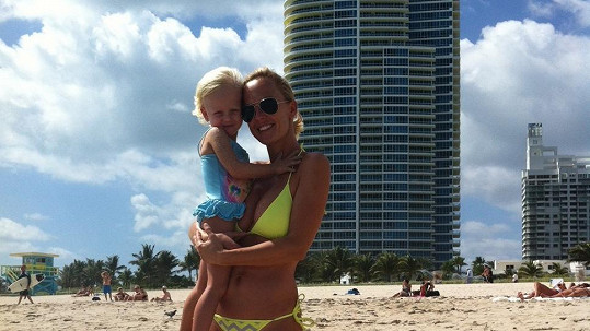 Zuzana Belohorcová s dcerou na floridské pláži.