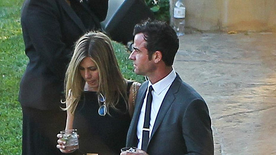 Jennifer Aniston a Justin Theroux přišli okouknout, jakou svatbu vystrojil jejich kamarád Jimmy Kimmel.
